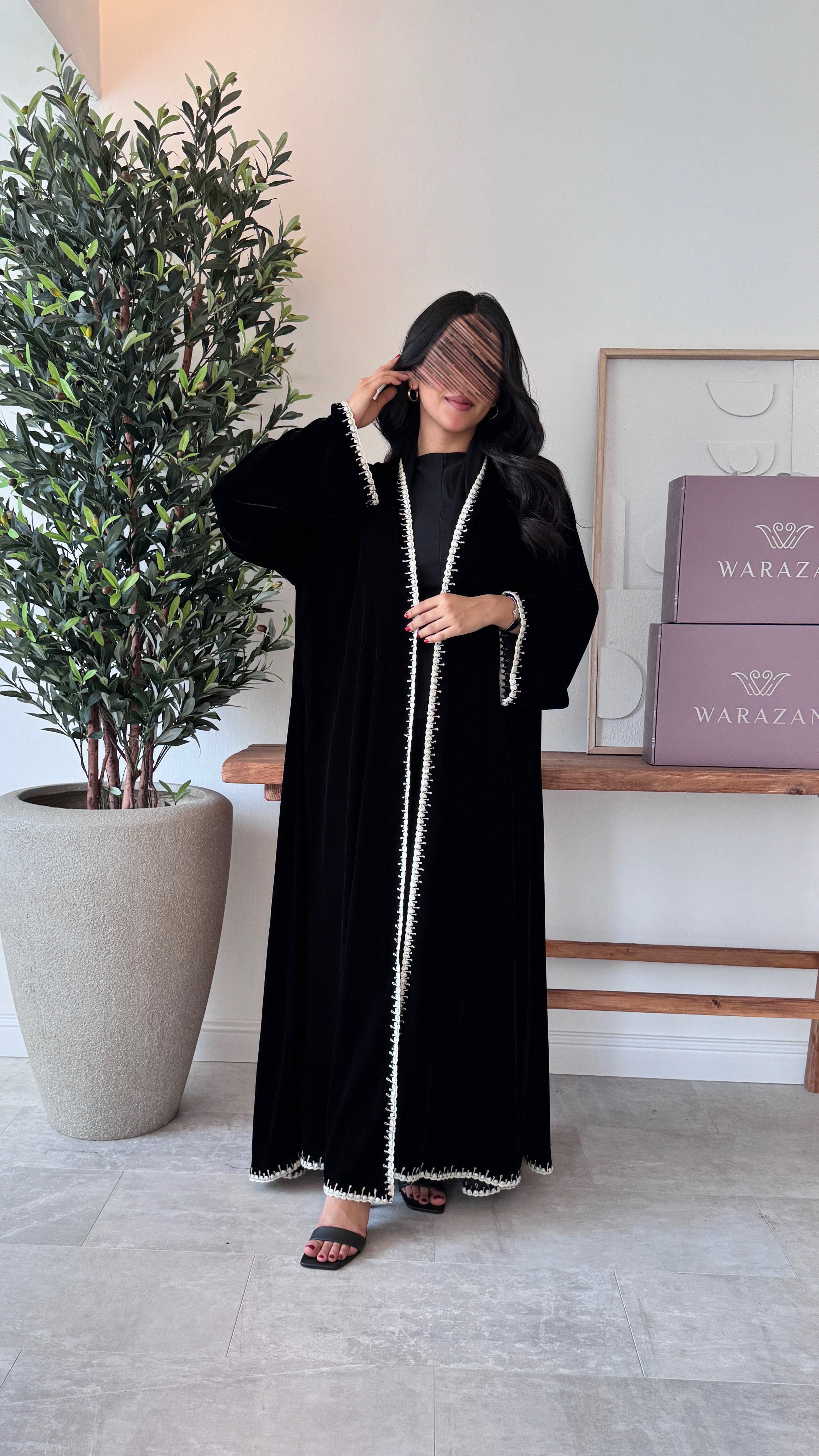 عباية مخمل نسائية فاخرة بتصميم شك خيط أنيق نص كلوش