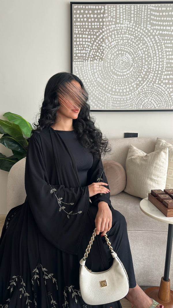 عباية مطرزة شك فاخرة بتصميم عصري وأنيق