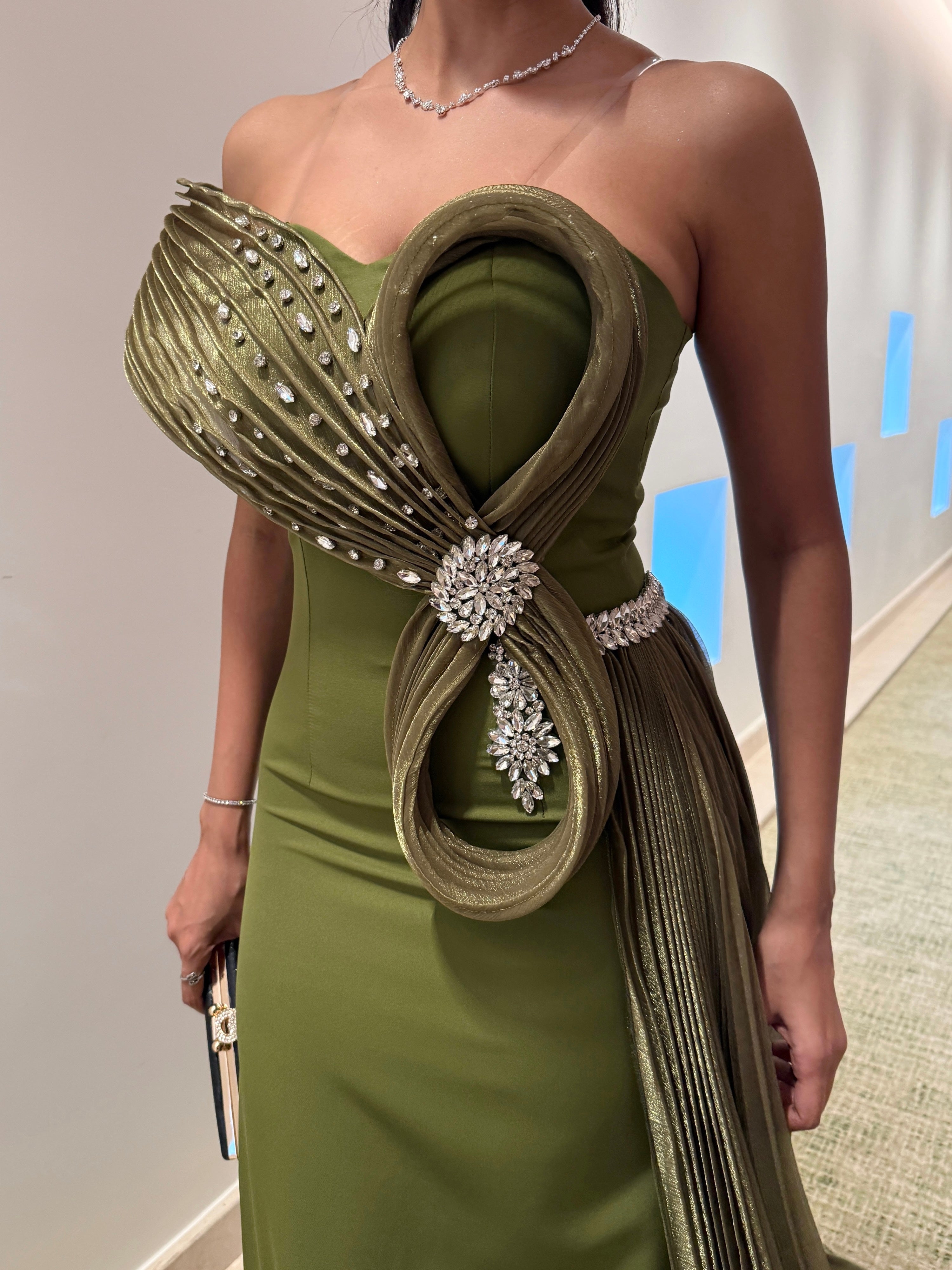 فستان سهرة طويل بكسرات جانبية وتصميم ملكي أنيق