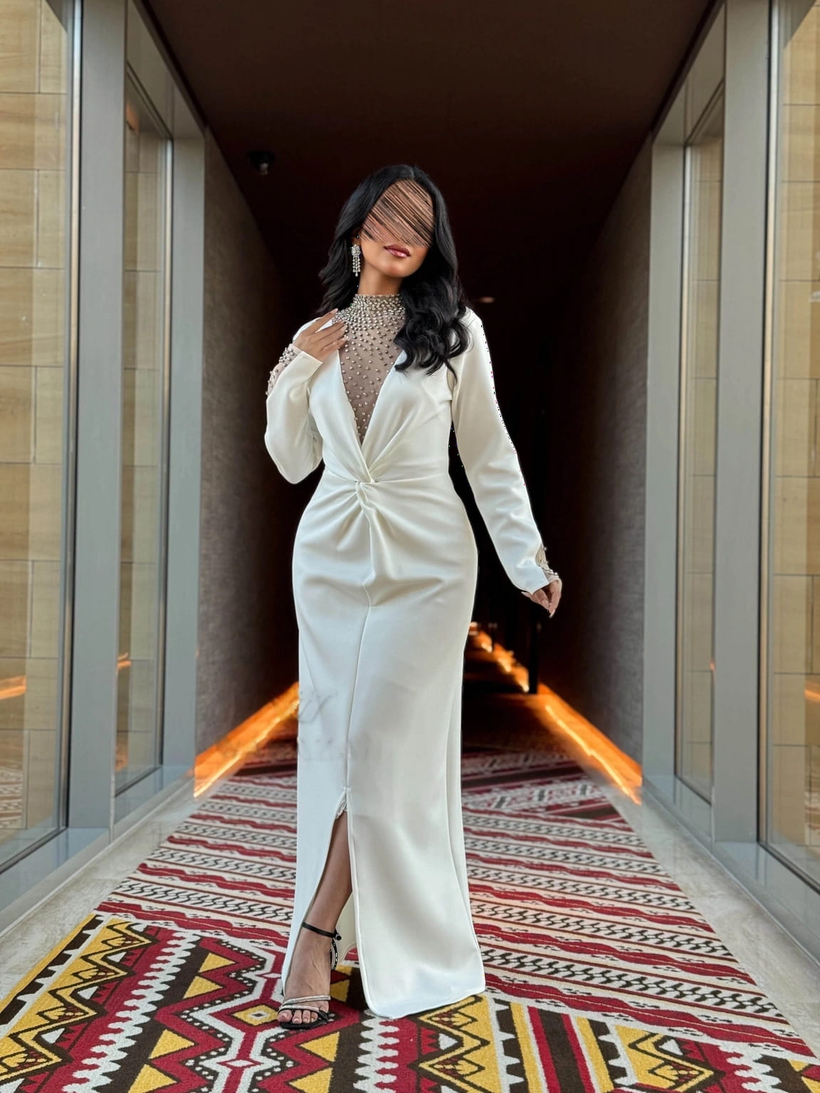 فستان سهرة أنيق بأكمام طويلة وتصميم راقي ومميز