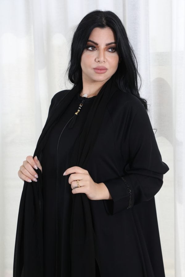 عباية رسمية ناعمة بفتحة أمامية كاملة وسحاب مخفي أسود