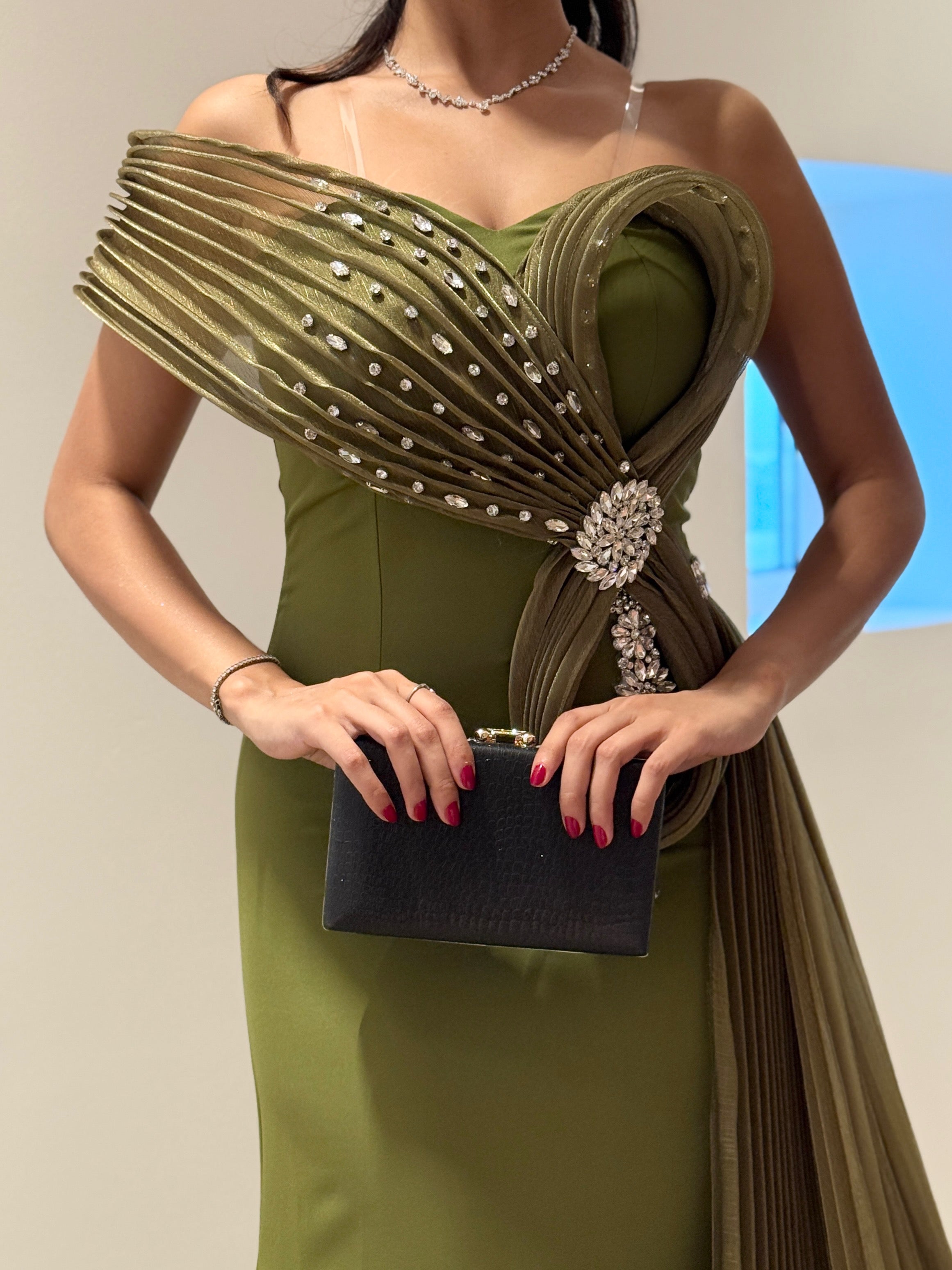 فستان سهرة طويل بكسرات جانبية وتصميم ملكي أنيق