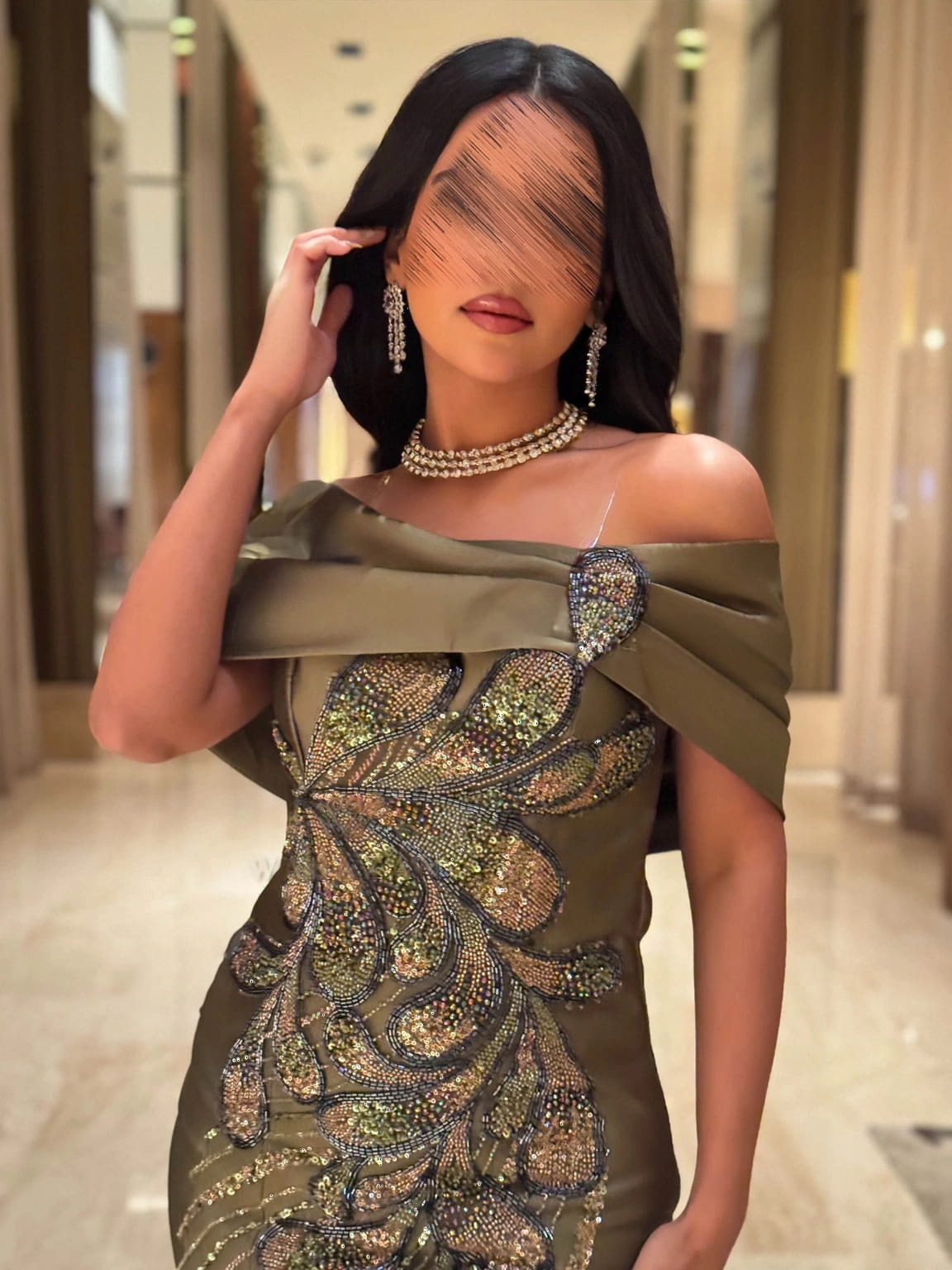 فستان سهرة طويل بتصميم ورود وكسرات أنيقة