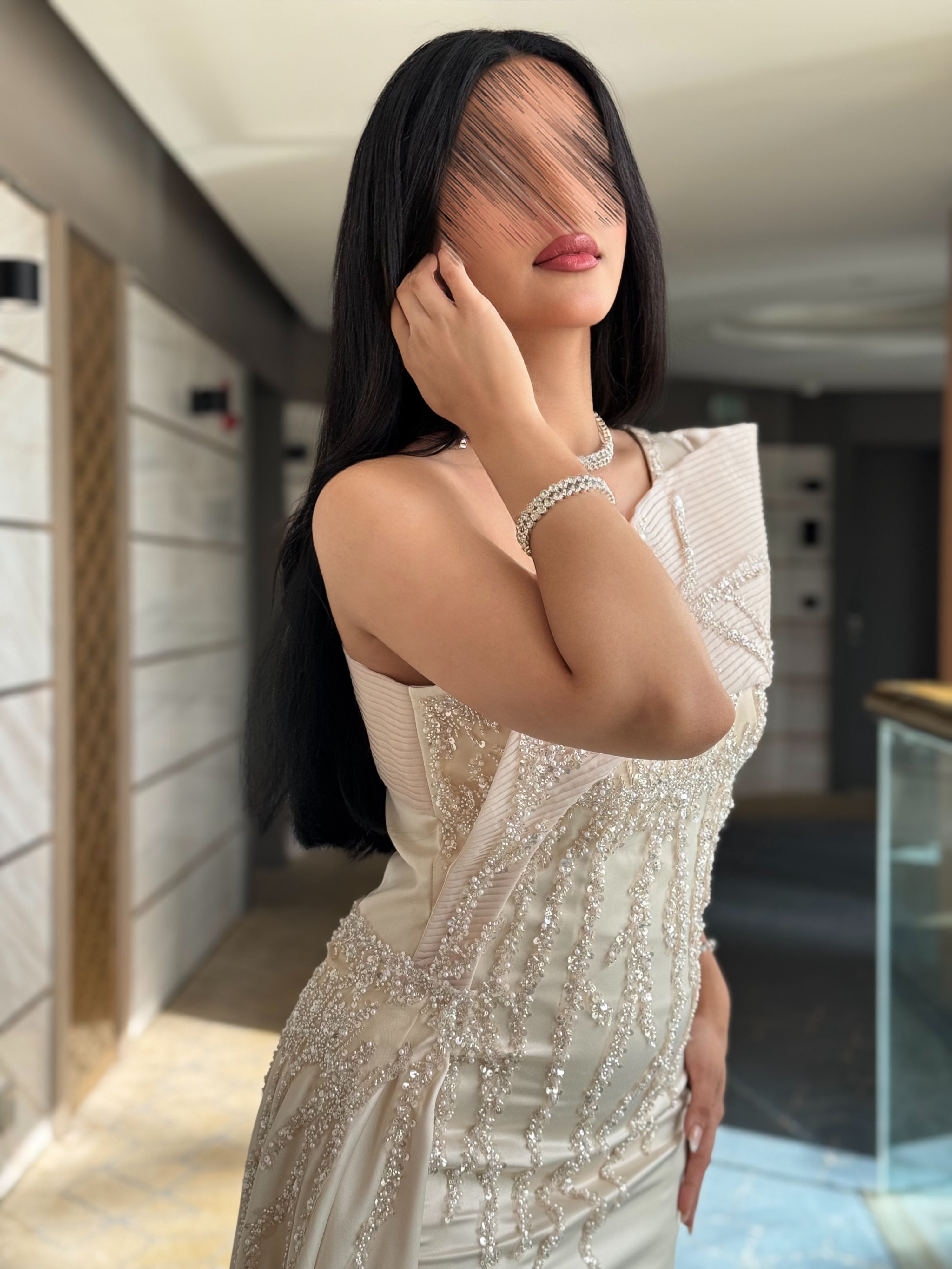 فستان سهرة راقي كريب سيراميك مع كلفة وتصميم مميز
