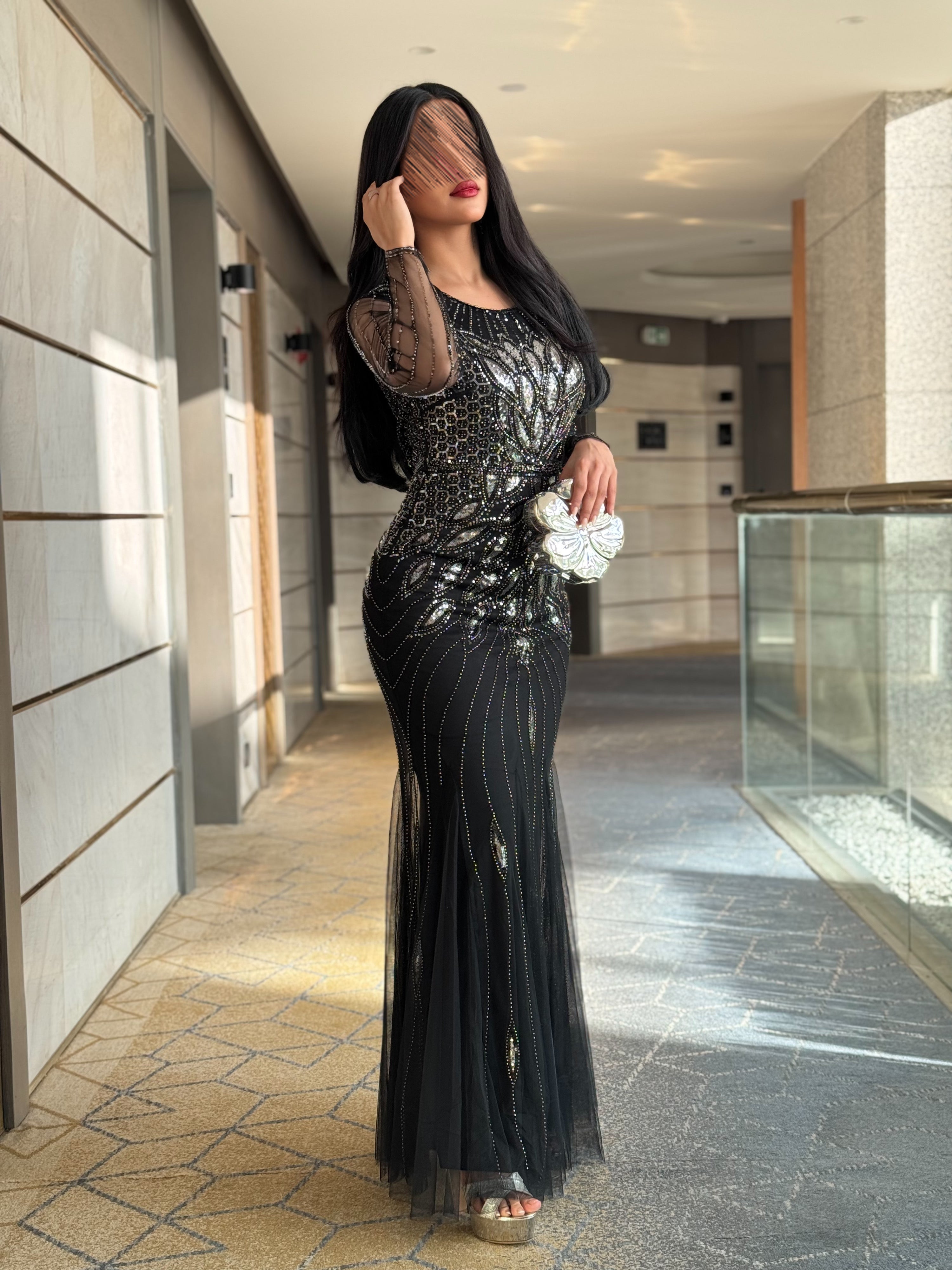 فستان سهرة ماسك بتطريز لؤلؤ ولامع أسود
