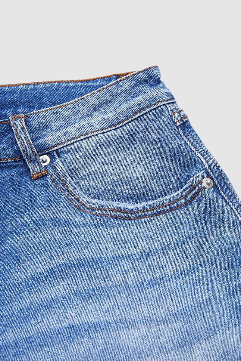 Jeans mit mittelhohem Bund und gerader Passform
