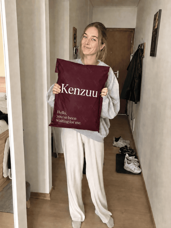 Kenzuu Paketmoment in einem hellen Zuhause