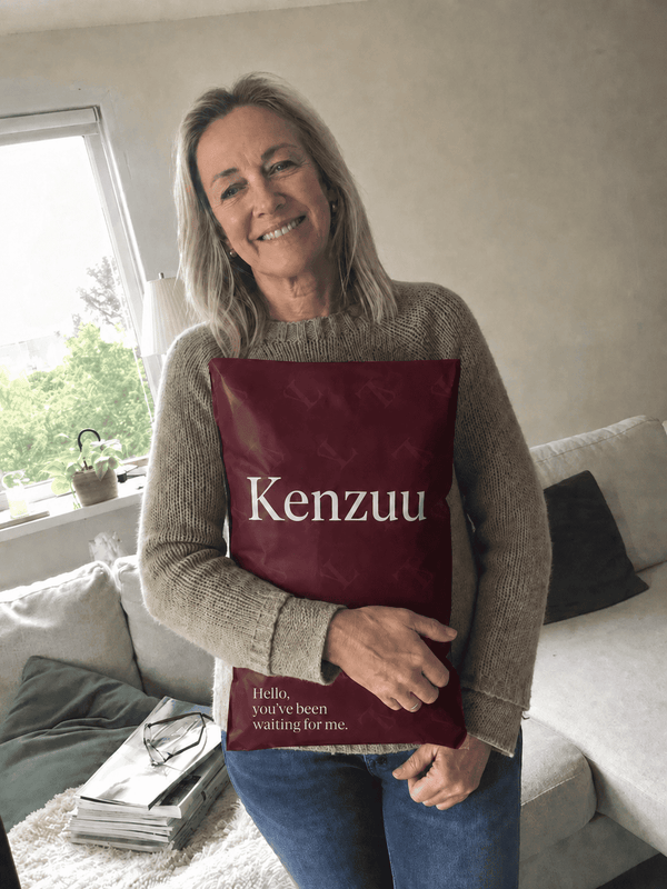 Kenzuu Paketmoment in einem gemütlichen Wohnraum
