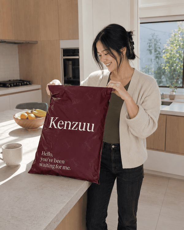 Kenzuu Paketmoment mit burgunderfarbener Verpackung