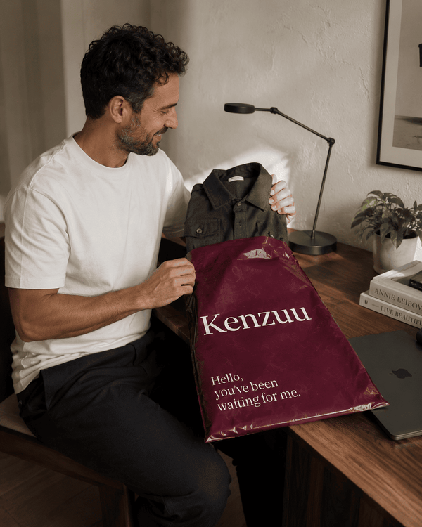 Kenzuu Unboxing-Moment in einem stilvollen Raum