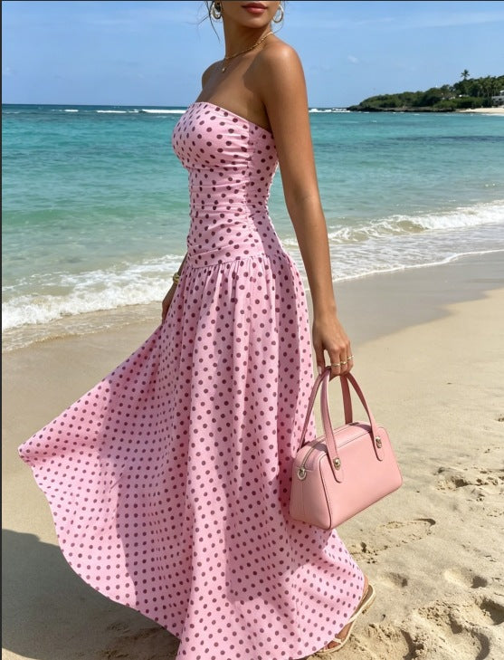 Trägerloses Polka-Dot-Midikleid mit Raffung und A-Linie