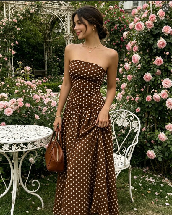 Trägerloses Polka-Dot-Midikleid mit Raffung und A-Linie
