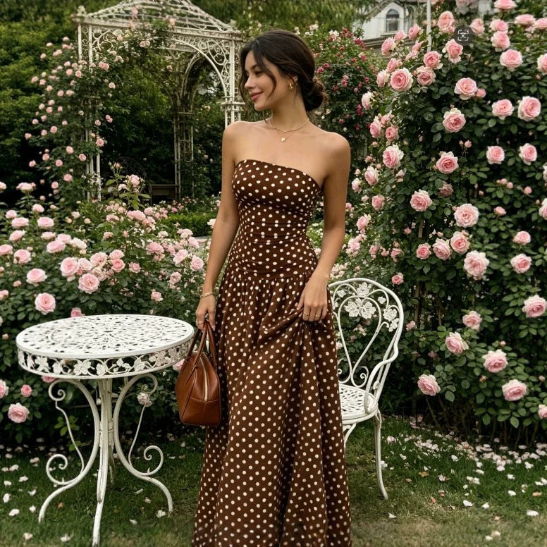 Trägerloses Polka-Dot-Midikleid mit Raffung und A-Linie
