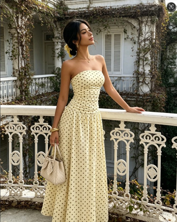 Trägerloses Polka-Dot-Midikleid mit Raffung und A-Linie