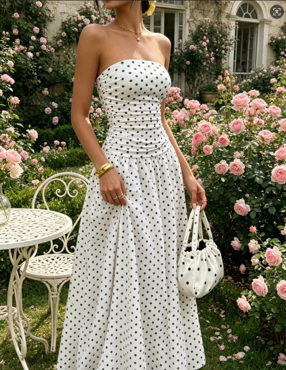 Trägerloses Polka-Dot-Midikleid mit Raffung und A-Linie